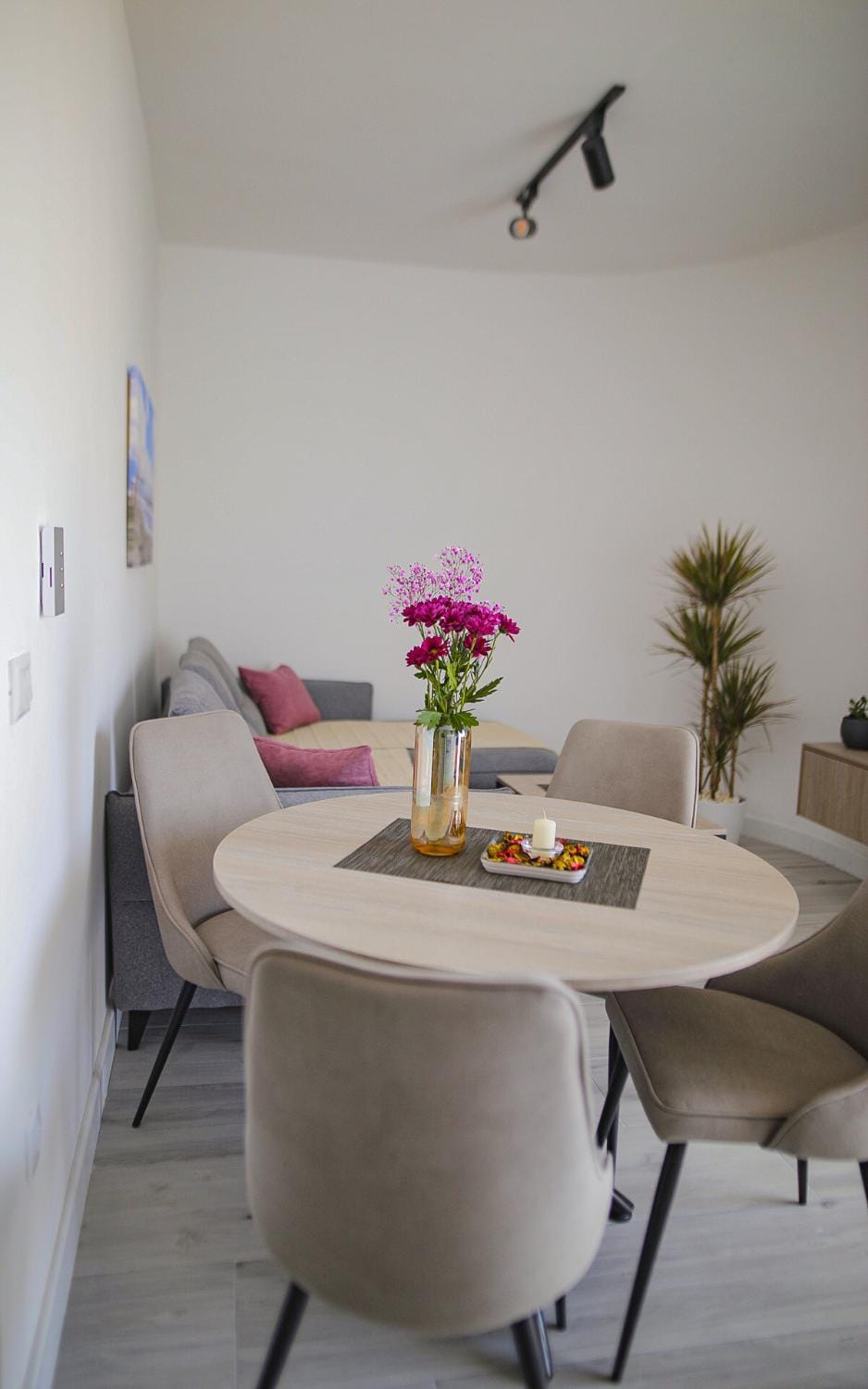 Seating area, Dining area