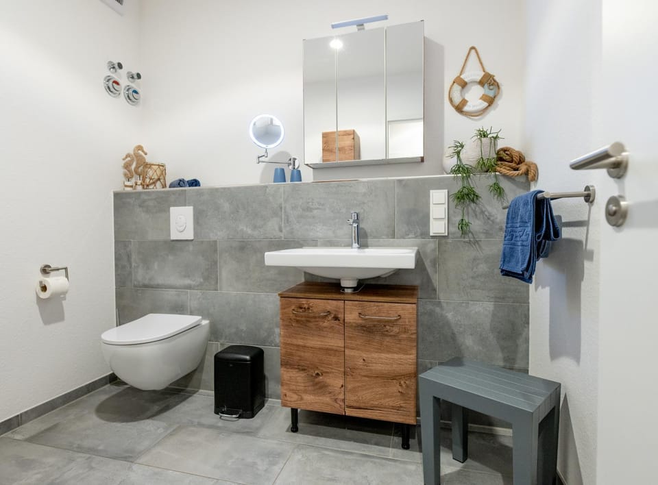 Toilet, Bathroom, towels
