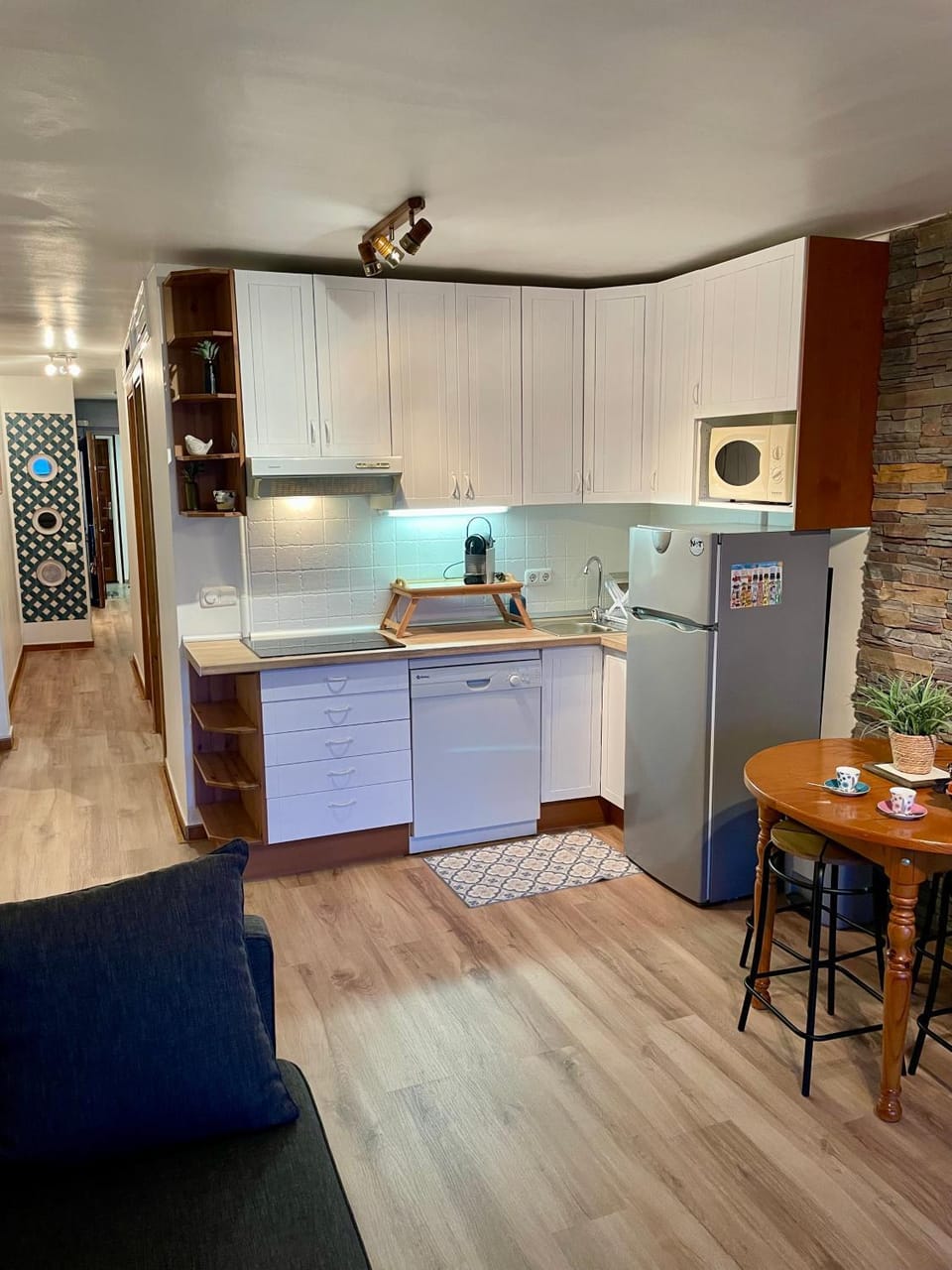 Kitchen or kitchenette, dishwasher, stove