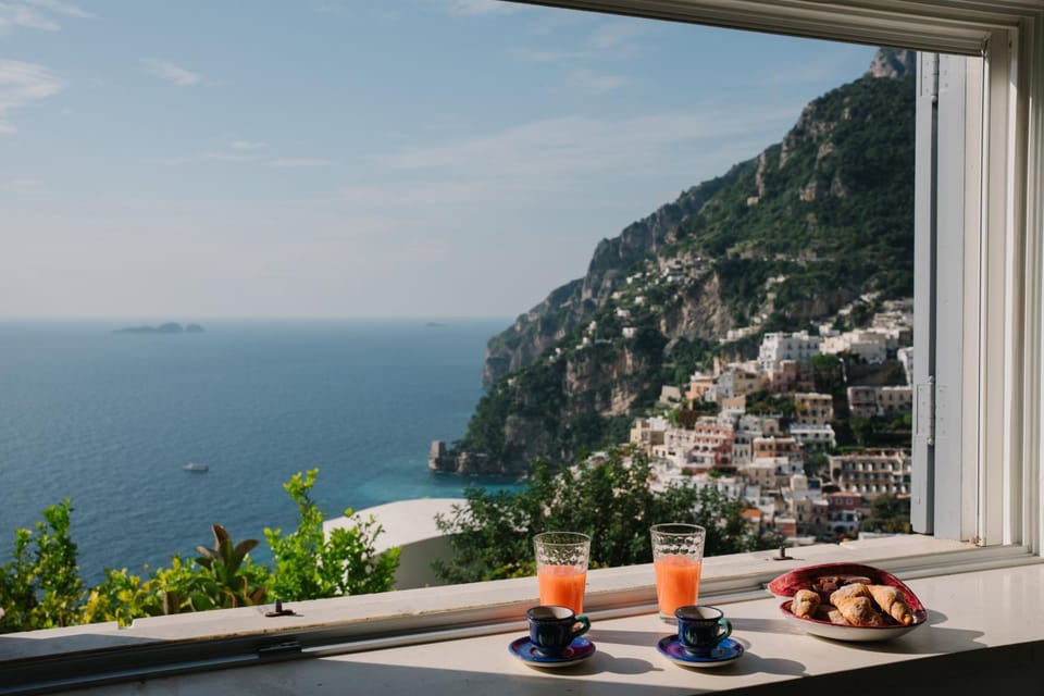 Living room, City view, Sea view