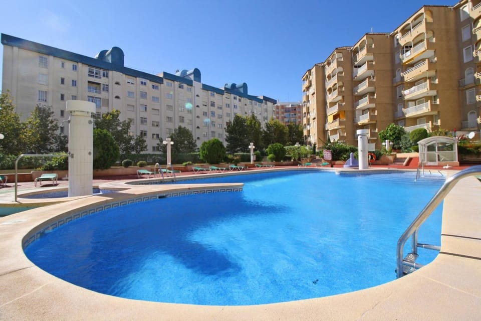 Shower, Property building, Garden, Swimming pool, sunbed