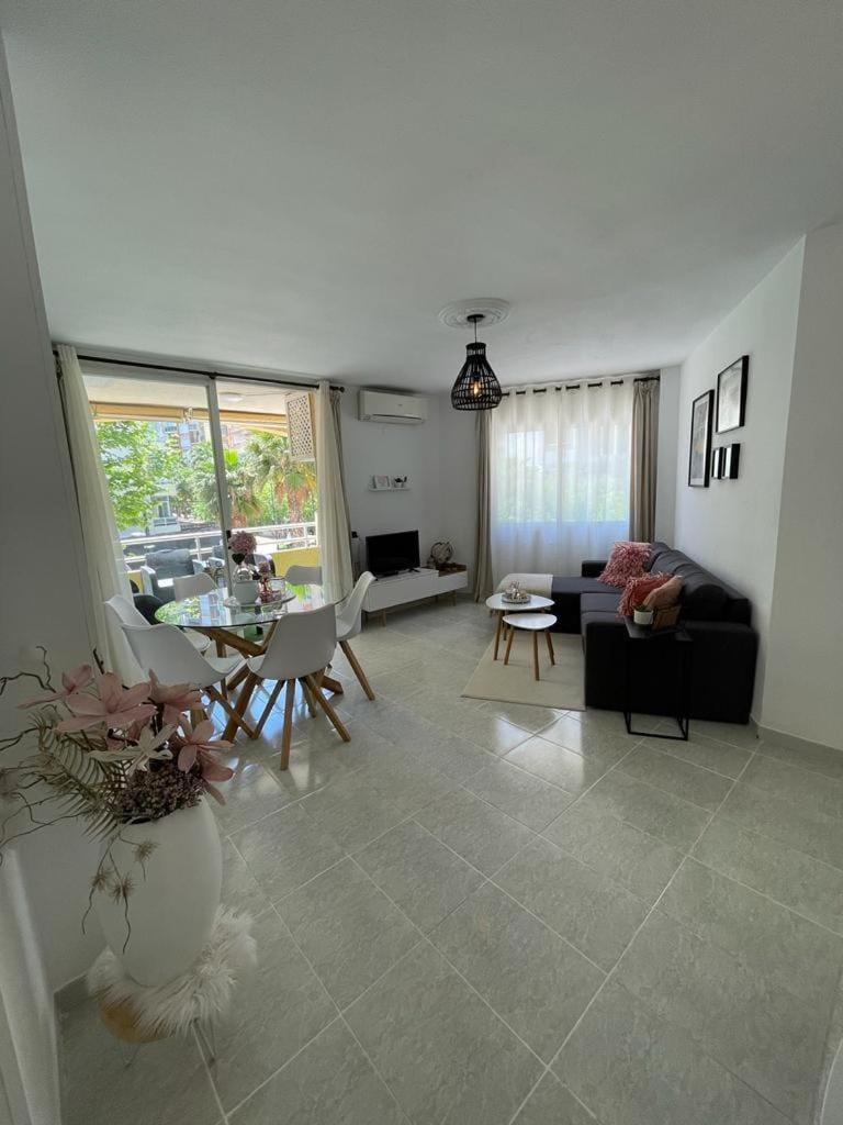 Living room, Decorative detail, Seating area, Dining area, internet, air conditioner