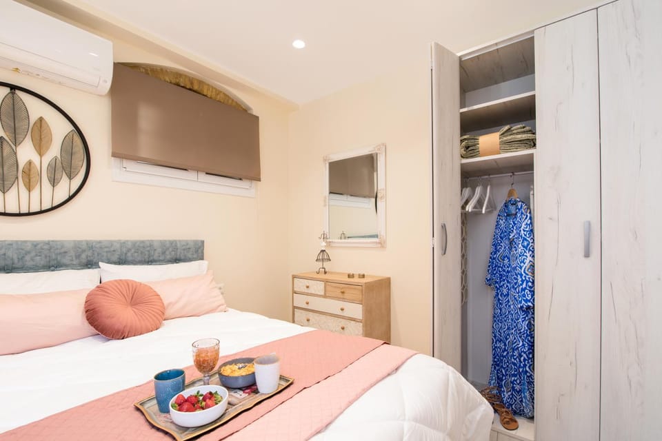 Photo of the whole room, wardrobe