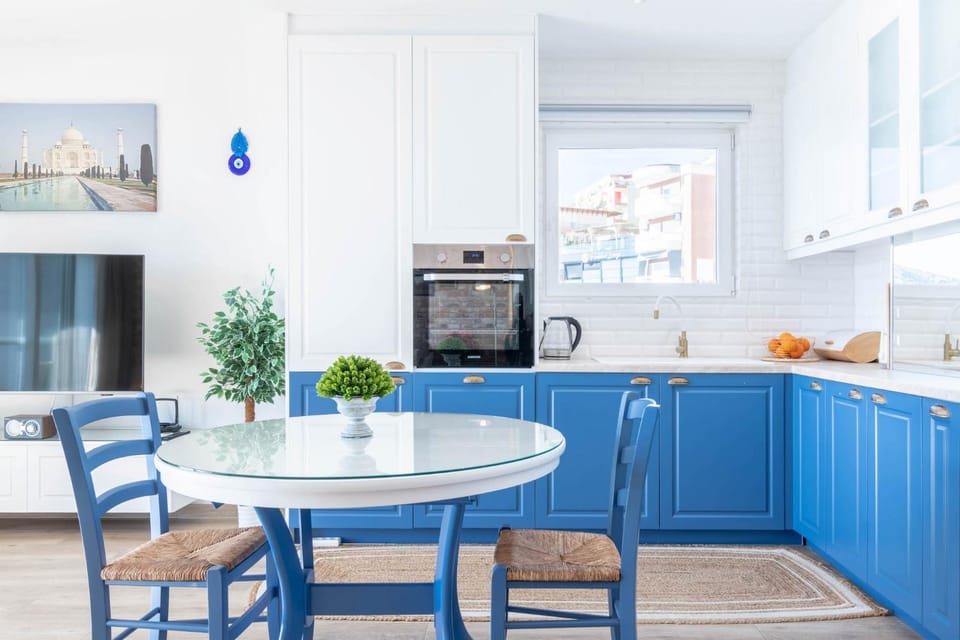 Coffee/tea facilities, Kitchen or kitchenette, Dining area, oven