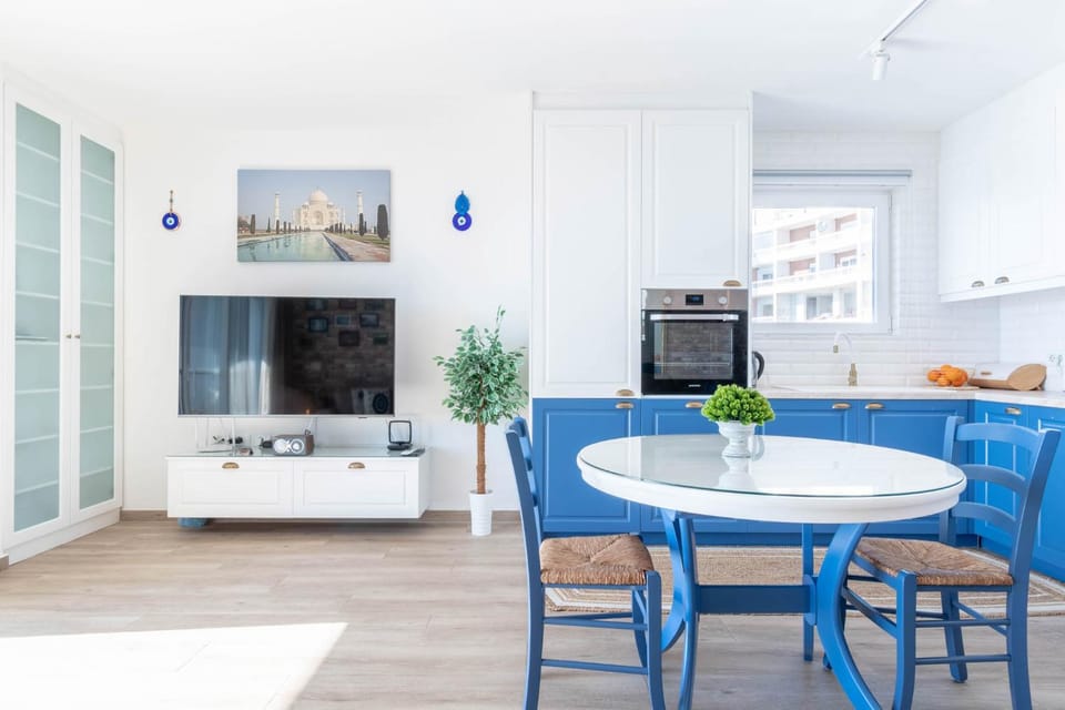 TV and multimedia, Kitchen or kitchenette, Living room, Seating area, Dining area
