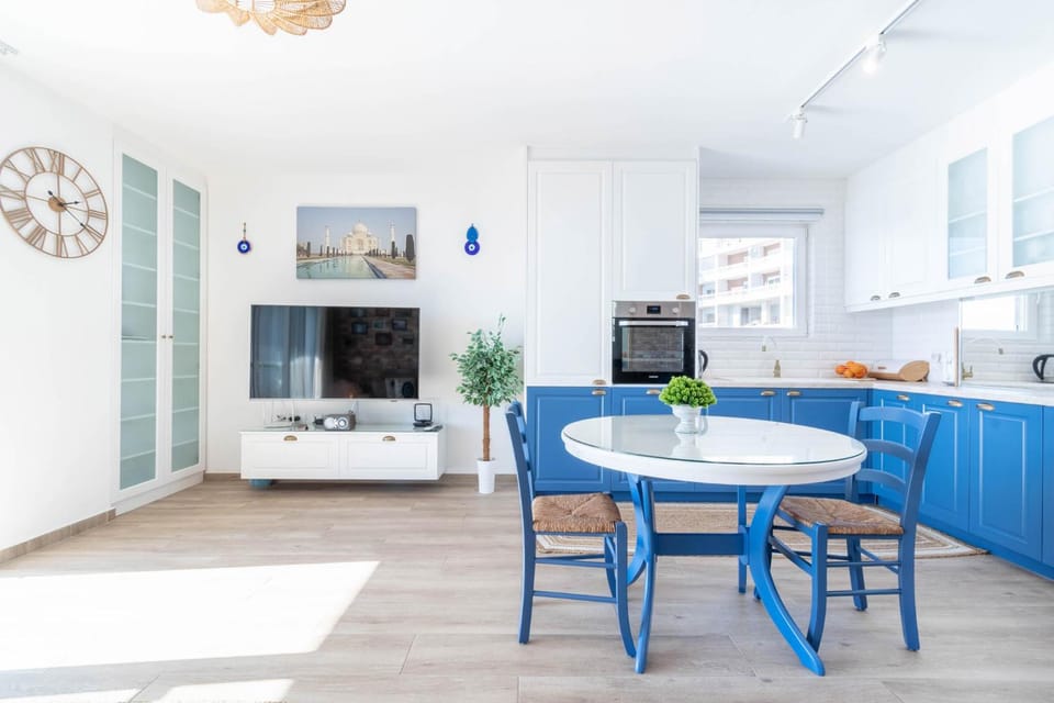 TV and multimedia, Kitchen or kitchenette, Living room, Seating area, Dining area, oven