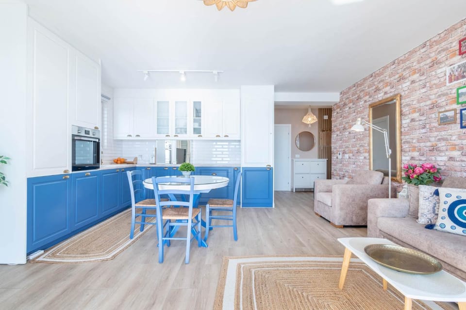 Kitchen or kitchenette, Living room, Seating area, Dining area, oven