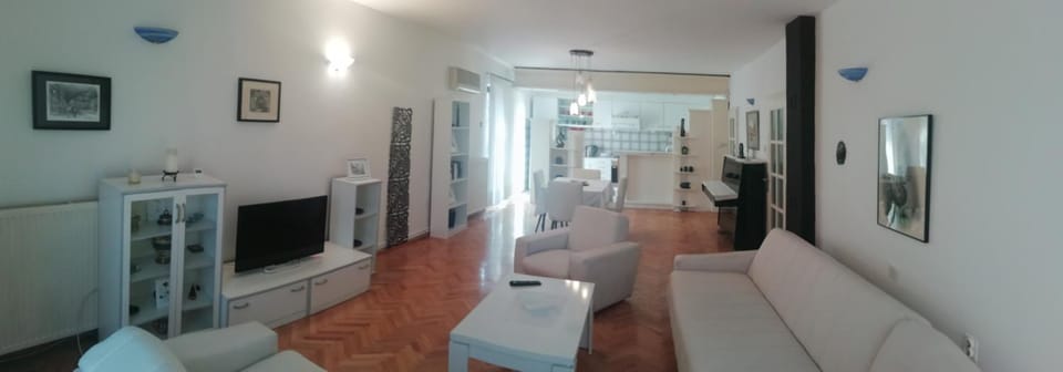 TV and multimedia, Living room, Seating area, Dining area