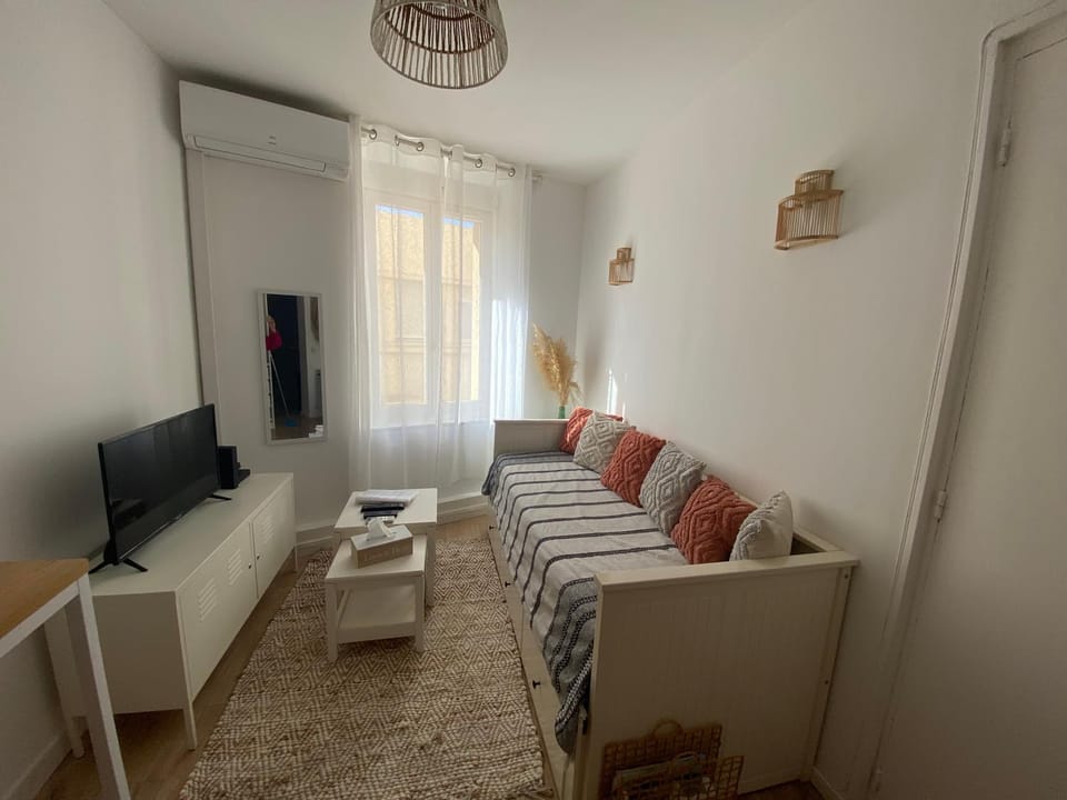 Studio ROMY les pieds dans l'eau 10 m de la mer Apartment in La Seyne-sur-Mer