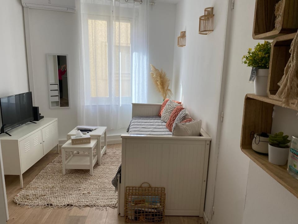 Studio ROMY les pieds dans l'eau 10 m de la mer Apartment in La Seyne-sur-Mer