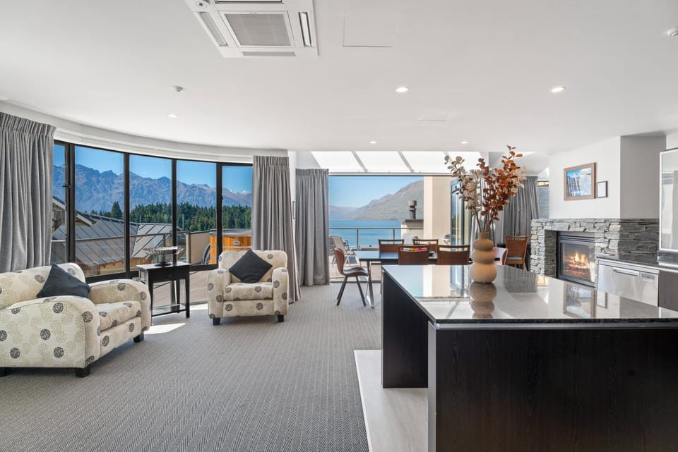 Kitchen or kitchenette, Living room, Seating area, Dining area, Lake view, Mountain view, fireplace, kitchen