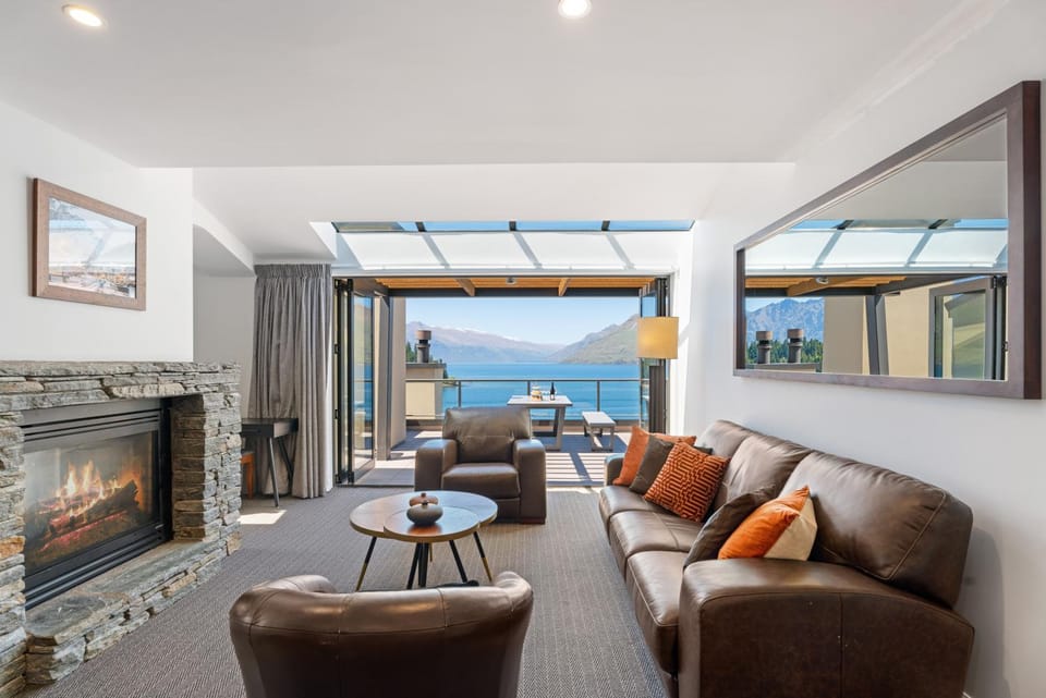 Natural landscape, TV and multimedia, Living room, Seating area, Lake view, Mountain view, fireplace