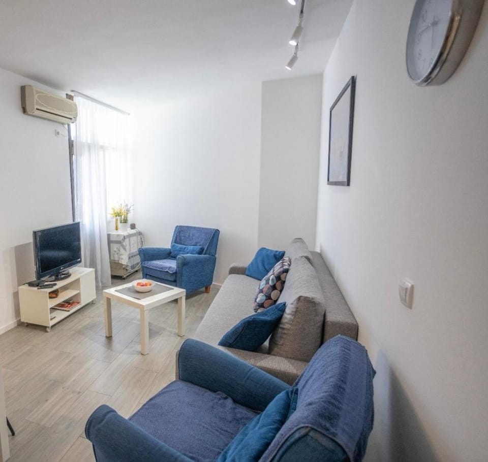 TV and multimedia, Living room, Seating area, air conditioner