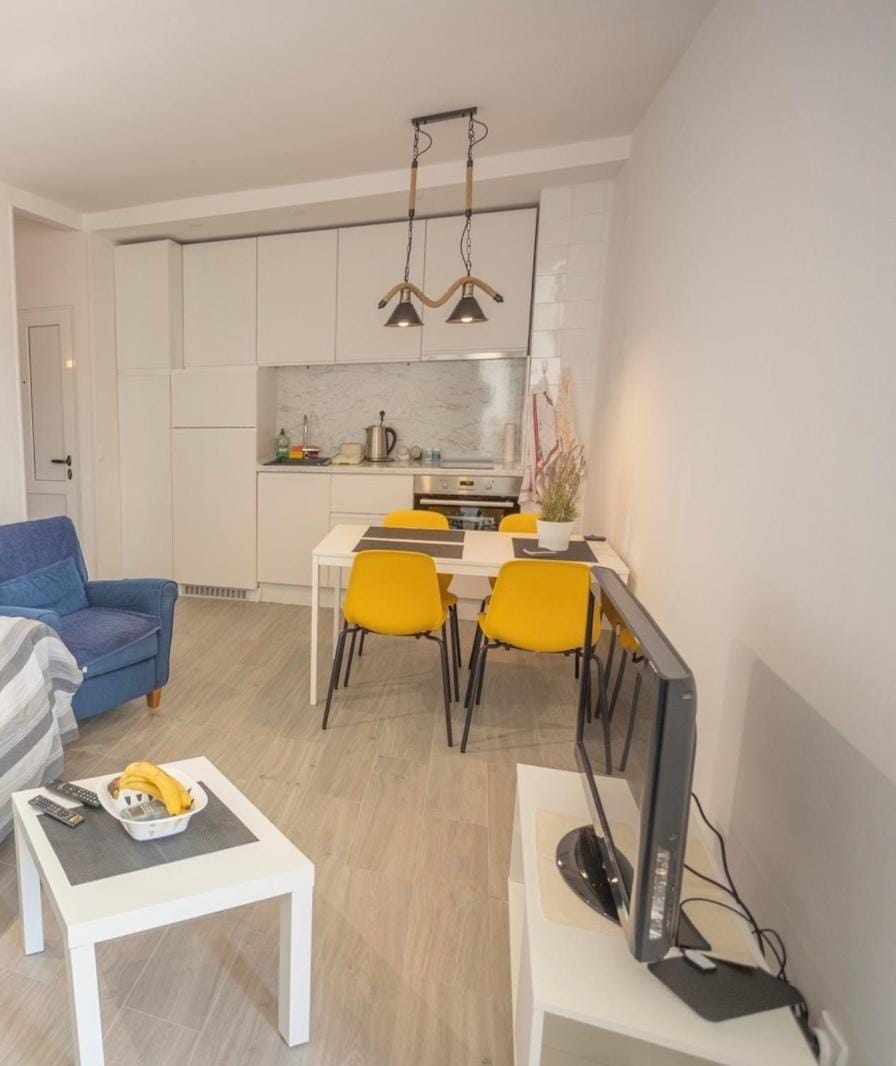 Kitchen or kitchenette, Food and drinks, Seating area, Dining area, Food