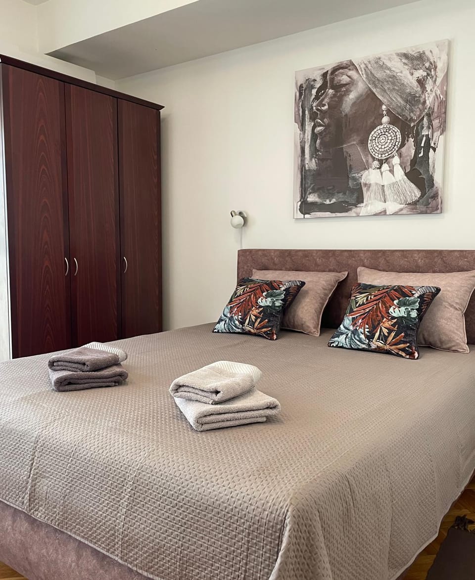 Bed, Photo of the whole room, Bedroom, towels, wardrobe