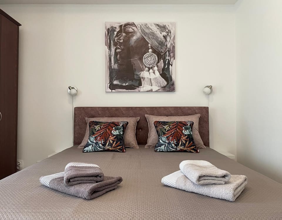 Bed, Photo of the whole room, Bedroom, towels