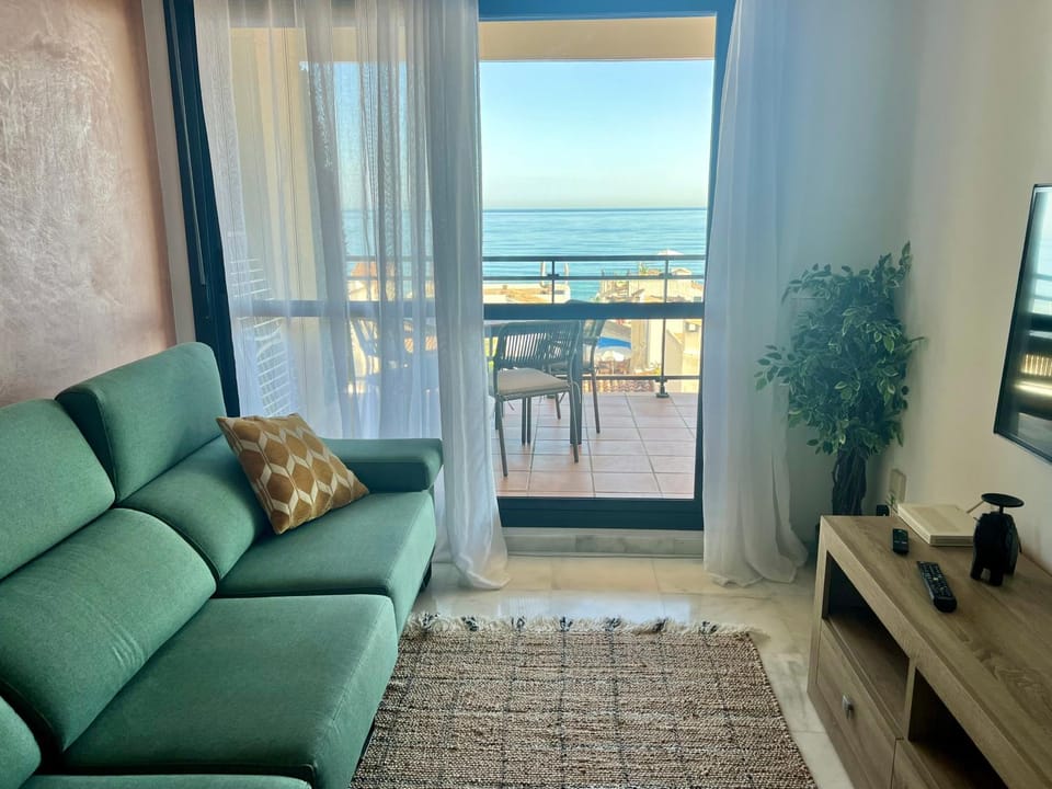 TV and multimedia, View (from property/room), Balcony/Terrace, Living room, Seating area, Sea view