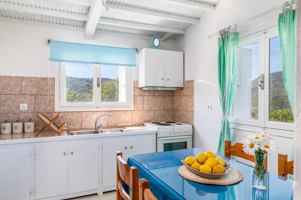 Kitchen or kitchenette, Dining area, stove