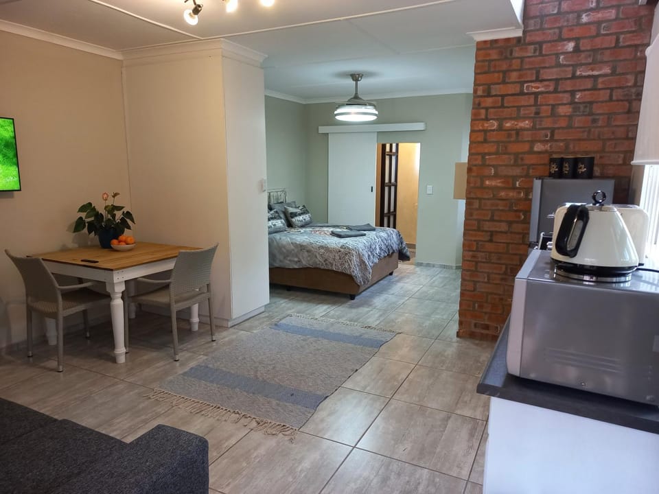 Kitchen or kitchenette, Living room, Photo of the whole room, Seating area, Dining area, Bedroom