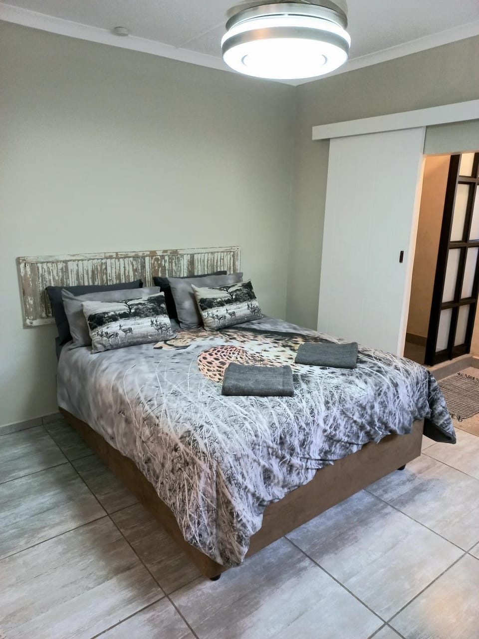 Bed, Photo of the whole room, Bedroom, towels