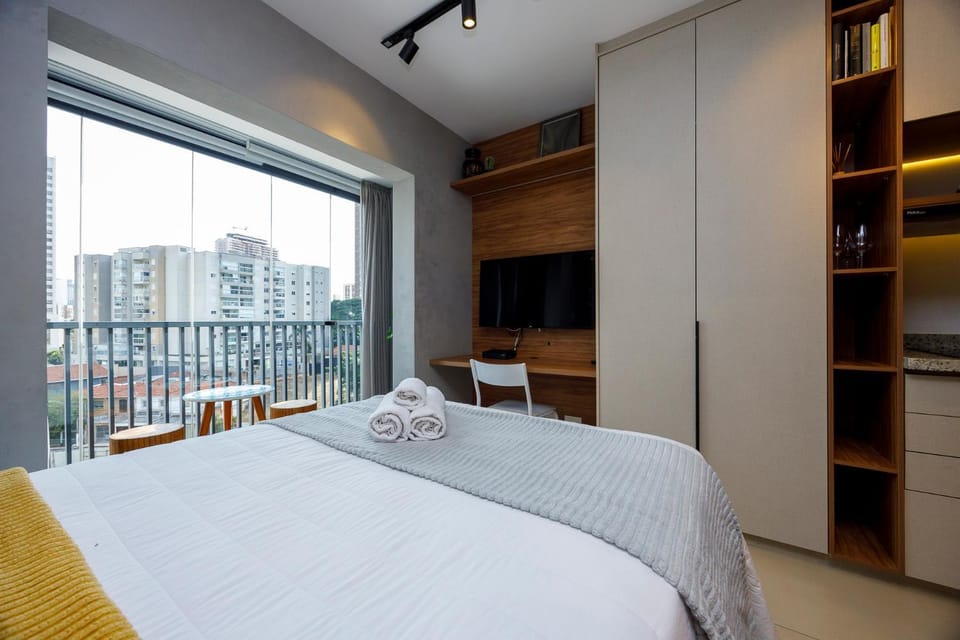 Bed, TV and multimedia, View (from property/room), Photo of the whole room, City view, wardrobe