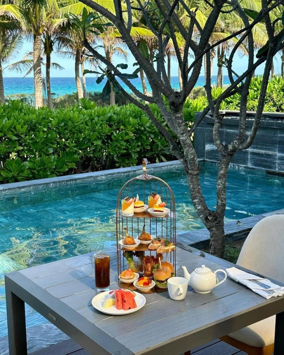Food and drinks, Pool view