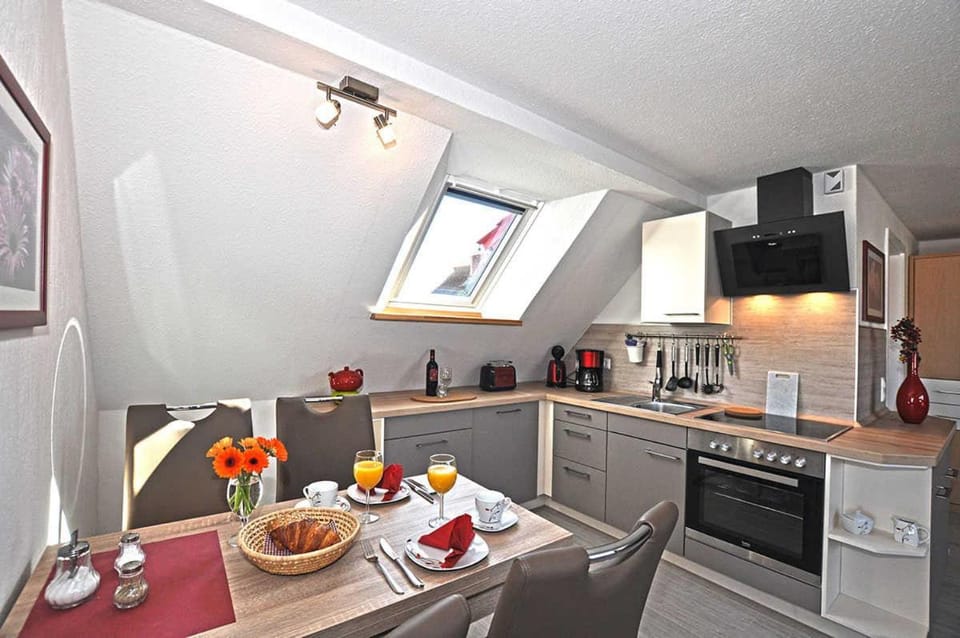 Kitchen or kitchenette, Dining area