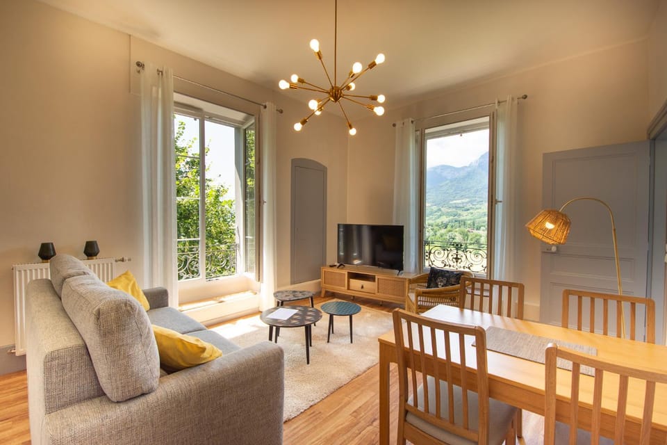 Living room, Mountain view