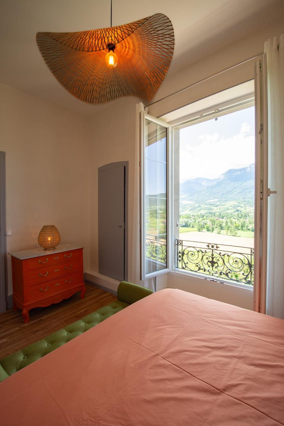 Bedroom, Mountain view