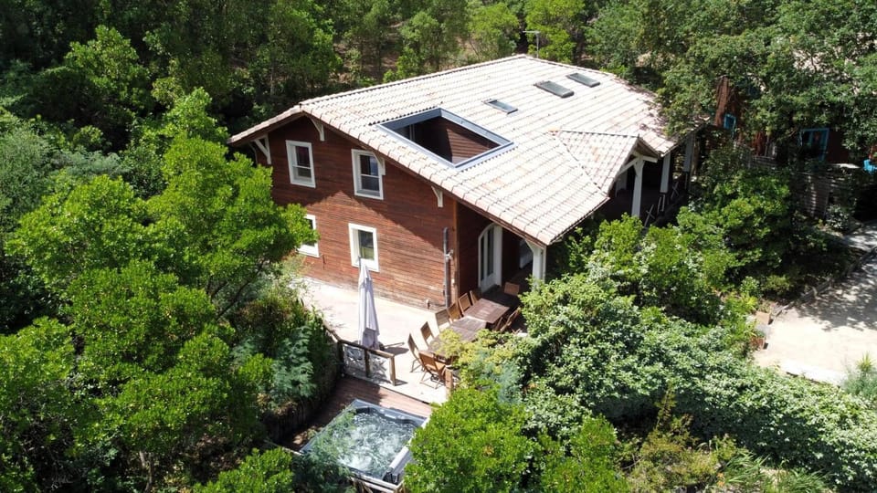 Property building, Patio, Hot Tub, Balcony/Terrace