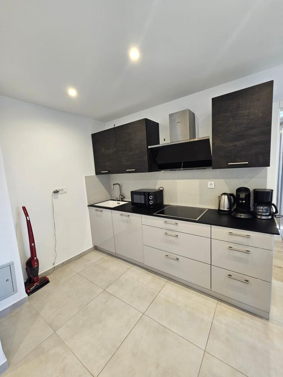 Coffee/tea facilities, Kitchen or kitchenette, dishwasher, stove