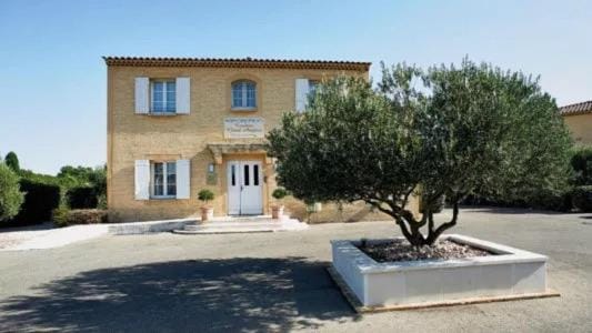 Appartement Indépendant dans le Résid hôtel idéal pour les vacances - séminaires - déplacements pro "L'Evidence du Golf " VEDENE Apartment in Vedène