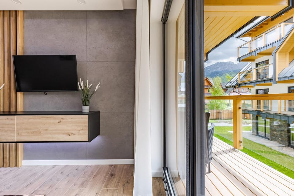 Communal lounge/ TV room, TV and multimedia, Balcony/Terrace