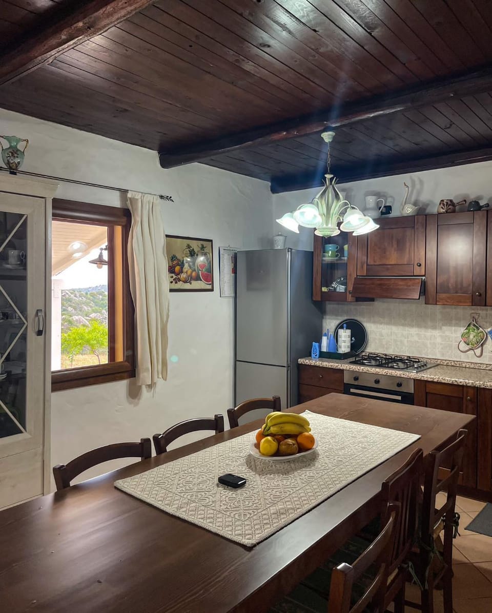 Kitchen or kitchenette, Dining area, pet friendly