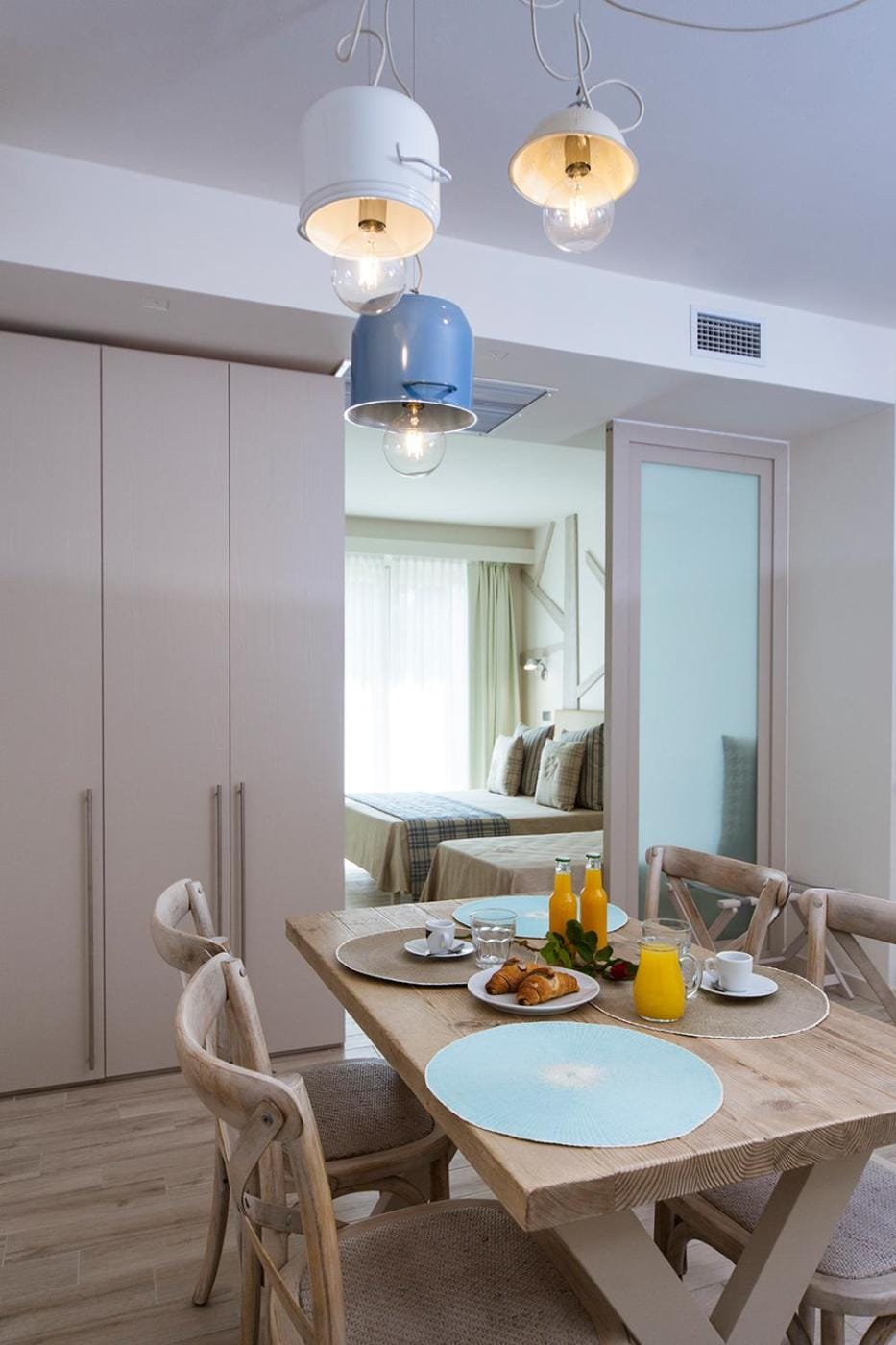 Bed, Living room, Decorative detail, Breakfast