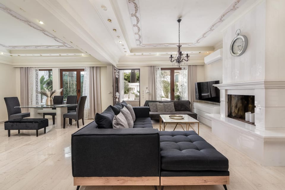 TV and multimedia, Living room, Seating area, Dining area