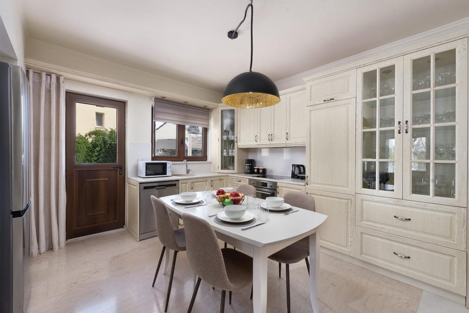 Kitchen or kitchenette, Dining area, minibar, pet friendly, stove