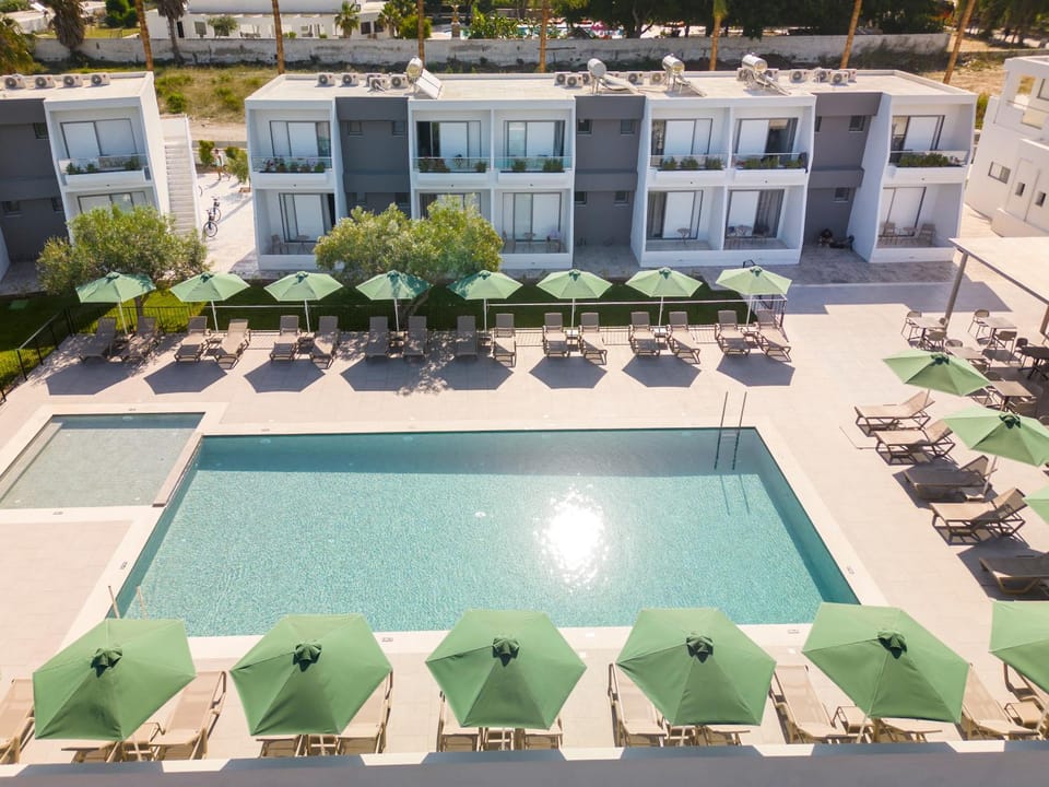 Property building, Balcony/Terrace, Pool view, Swimming pool