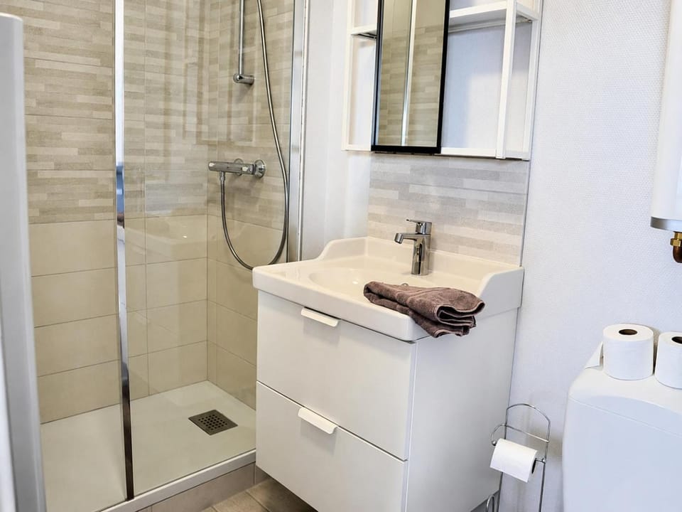 Shower, Bathroom, towels