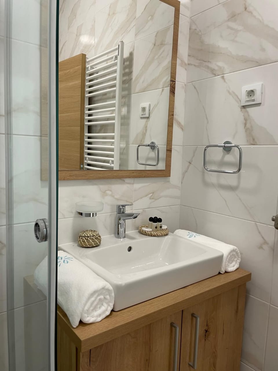 Shower, Bathroom, towels