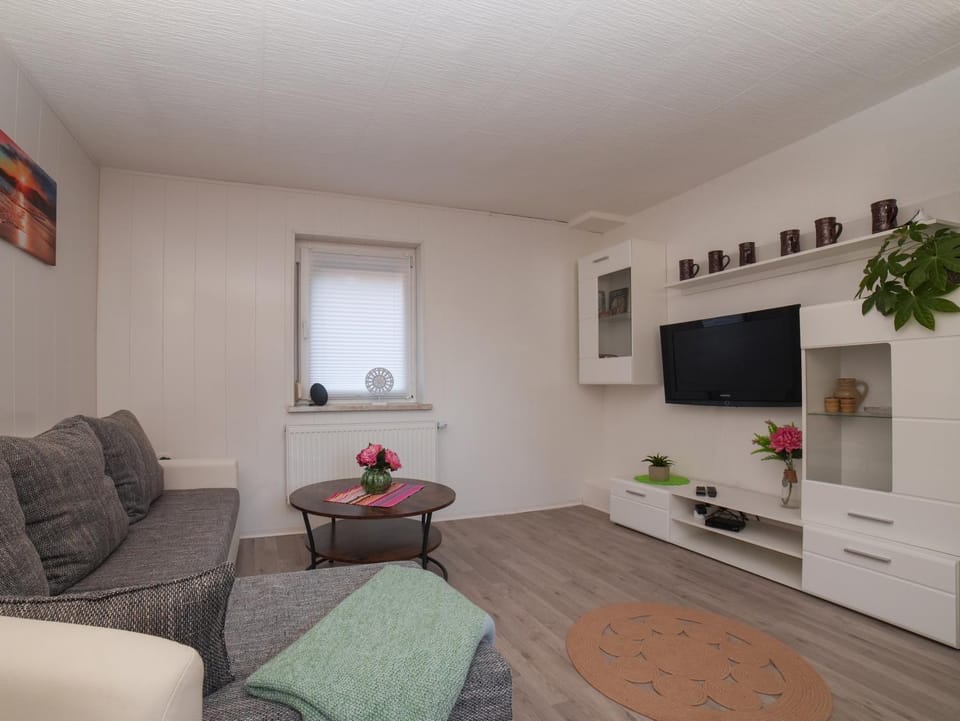 TV and multimedia, Living room, Seating area, Evening entertainment