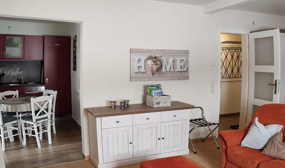 Kitchen or kitchenette, Living room, Seating area, Dining area