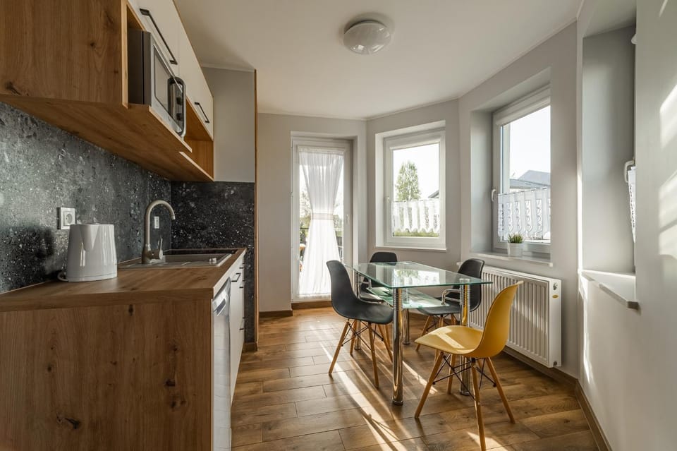 Kitchen or kitchenette, Dining area, minibar, stove