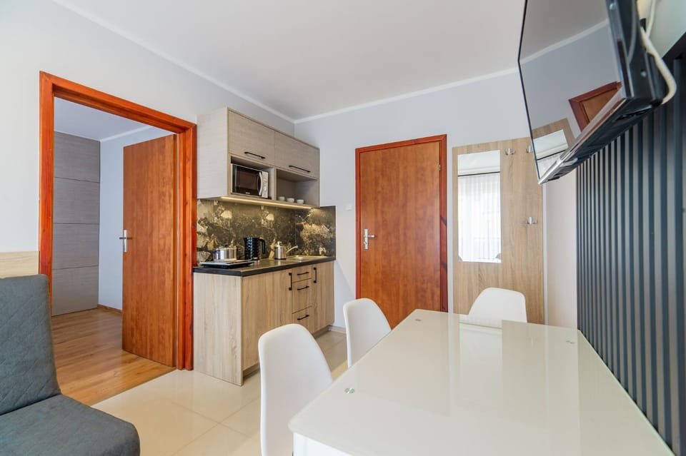 Kitchen or kitchenette, Living room, Seating area, Dining area