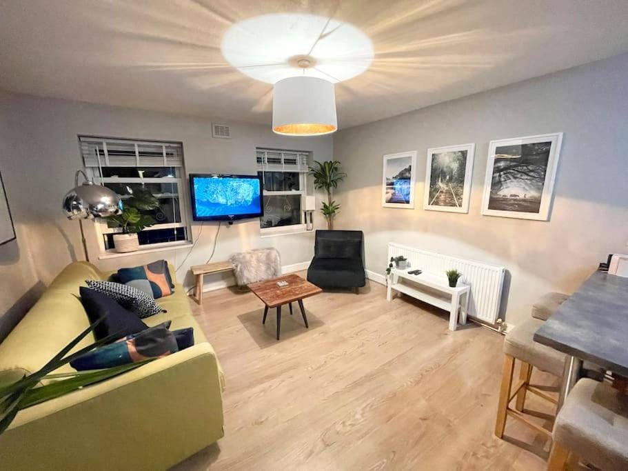 Communal lounge/ TV room, TV and multimedia, Living room, Seating area, Dining area