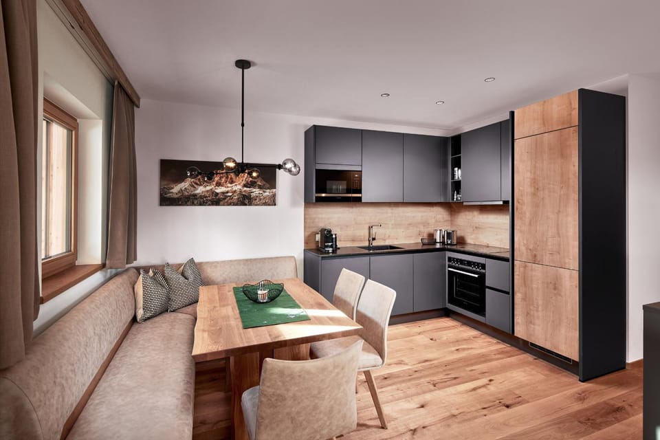 Kitchen or kitchenette, Seating area, Dining area, minibar, pet friendly