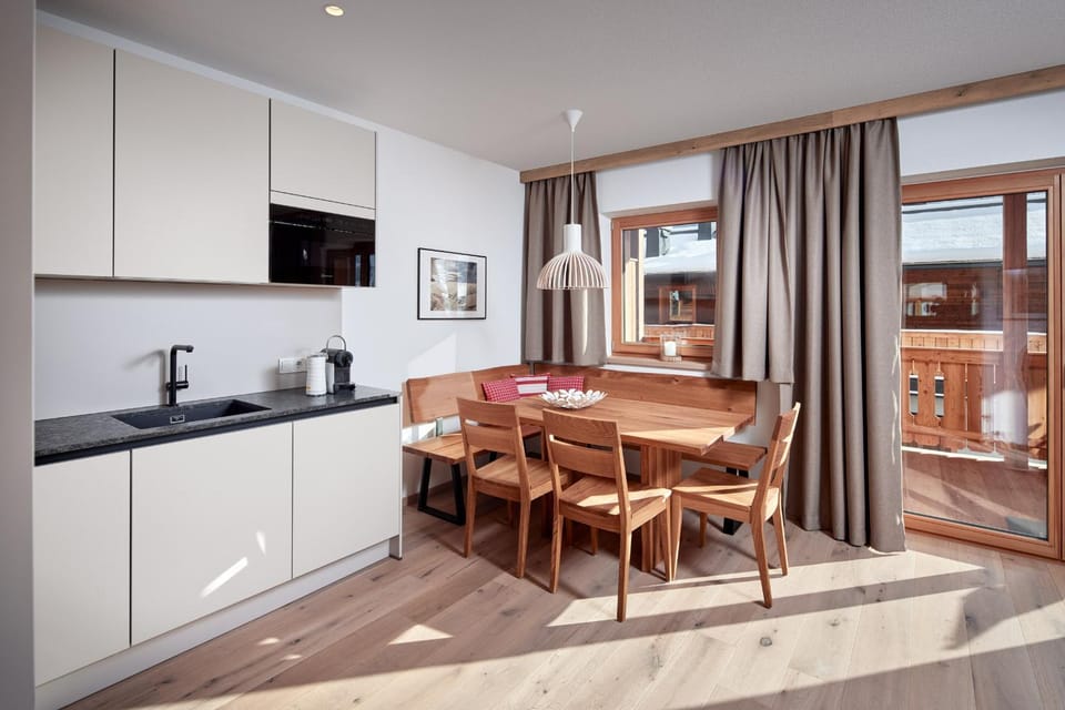 Kitchen or kitchenette, Dining area, minibar, pet friendly, stove