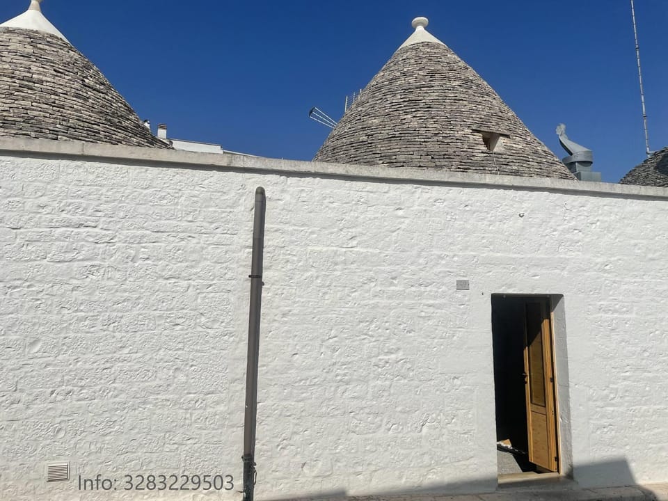 Property building, Facade/entrance, Day, Landmark view