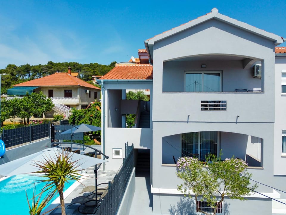 Property building, Balcony/Terrace, Pool view, Swimming pool