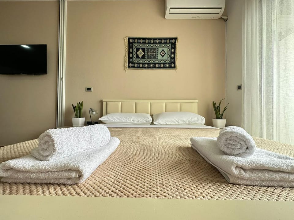Bed, TV and multimedia, Photo of the whole room, Bedroom, towels, air conditioner